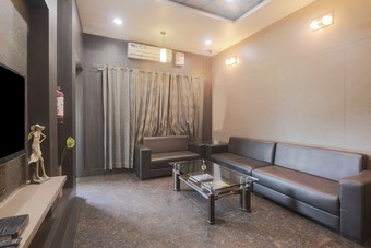 Oyo 19930 Hotel Holiday Palace