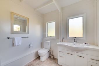 Awesome 3 Bed Rotorua Lake House