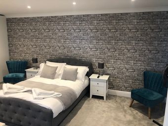 Beautiful Family Home With 42ft Pool & Cinema Room