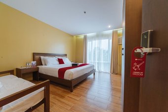 Hotel Reddoorz Premium Near Health Centrum Banica