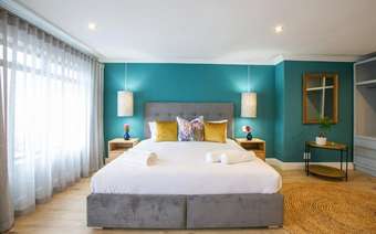 Hotel Hout & About Guest House