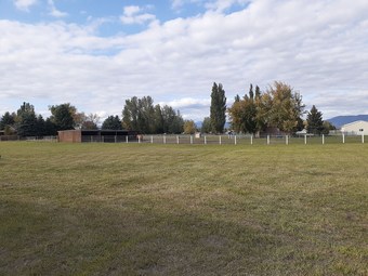 Cabana Glacier Acres Guest Ranch