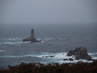 Nice House A Stone's Throw Away From The Strong Rocky Coast