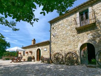 Vibrant Cottage Near Lake In Bomba