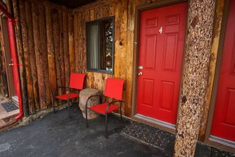 Foot Of The Mountain Motel