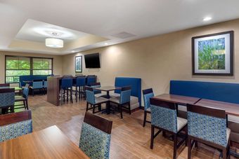 Hotel Comfort Suites Hanes Mall