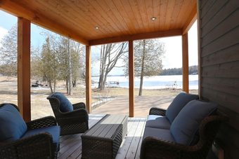 Lakefront Cottage With Stunning Lakeview