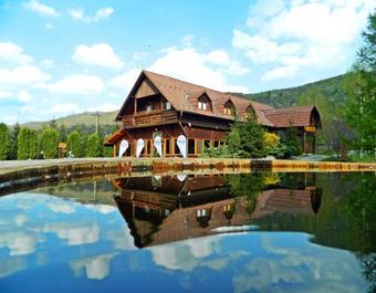 Hostal Zetavar Panzi� �s Kemping