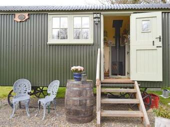 Farmer Oaks Hut