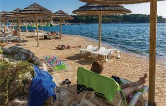 Three-bedroom Apartment In Fuskulin