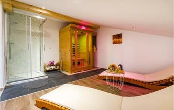 Four-bedroom Holiday Home In Radasinovci