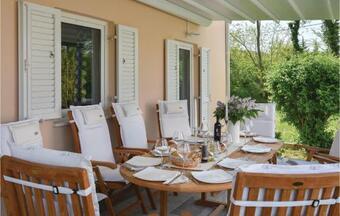 Six-bedroom Holiday Home In Karakasica