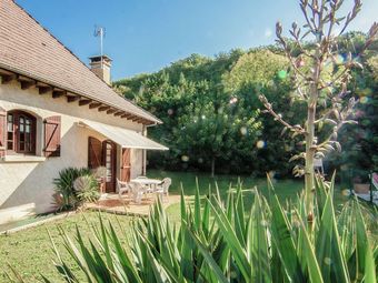 Lovely Villa In Condat-sur-v�z�re With Swimming Pool