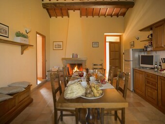 Agroturismo Farmhouse With Pool And Large Garden In Campriano