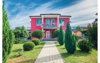 Two-bedroom Apartment In Viskovo