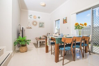 Villa Peaceful 2kingbed Rootyhill Townhouse Near Station