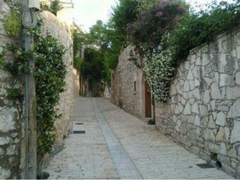 Spacious Villa In Margarites With Private Garden