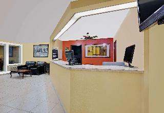 Hotel Super 8 By Wyndham Rock Port Mo
