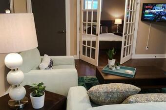 Apartamento Airport 9 Mins Drive, King Bed, Newly Furnished!