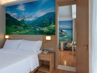 Vienna Hotel ( Maanshan Park Post Golden Eagle International Shop)