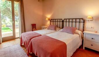 Mont-ras Villa Sleeps 8 With Pool