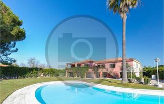 Amazing Home In Mor�n De La Frontera W/ Wifi, Outdoor Swimming Pool And 5 Bedrooms