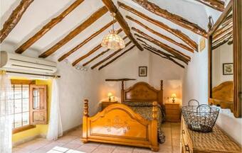 Awesome Home In Villanueva De Algaidas W/ Wifi, Outdoor Swimming Pool And 6 Bedrooms