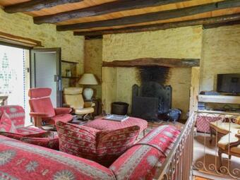 Peaceful Villa In Puy-l'eveque With Garden