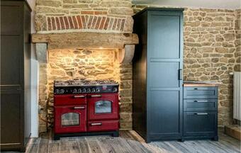 Stunning Home In Vauce W/ Wifi And 2 Bedrooms