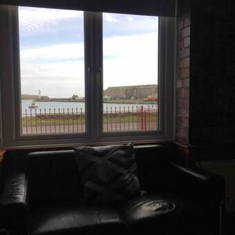 Lovely Apartment Overlooking The Harbour & Bay