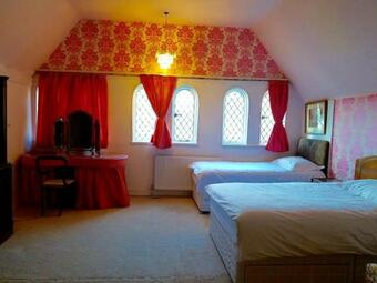 Charming 6-bed Villa In Staines