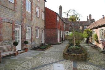 8 Angel Yard, Midhurst