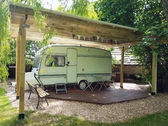 Bed & Breakfast Little England Retreats