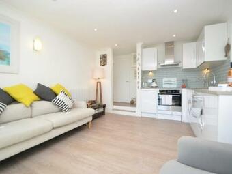 Apartment 3 White Ladies