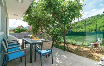 Three-bedroom Holiday Home In Smolonje