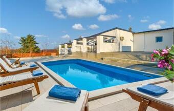 Nice Home In Varazdin Breg With Outdoor Swimming Pool, Sauna And 7 Bedrooms