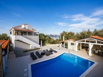 Beautiful Holiday Home With Private Pool, Roofed Terrace, 3 Sea View Terraces