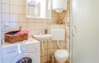 Four-bedroom Holiday Home In Vinjani Gornji