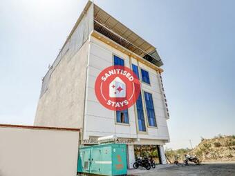 Oyo 79305 Flagship Hotel White House