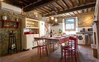 Nice Apartment In Benabbio W/ Jacuzzi And 3 Bedrooms