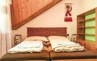 Holiday Home Kom�romi Utca-le�nyfal�