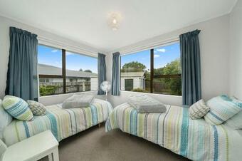 Sunny Beach Bach Hideaway - Paraparaumu Beach Holiday Home