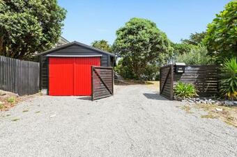 Seaside House - Waikanae Beach Bach