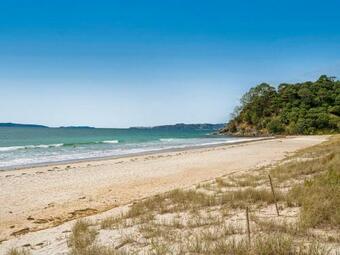 Poppy's Beach House - Beachfront Whangapoua Holiday Home