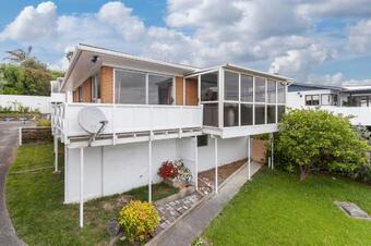 Brick On Bay - Red Beach Holiday Home