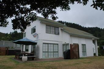 Kiwi Kuta With Wifi- Matarangi Holiday Home