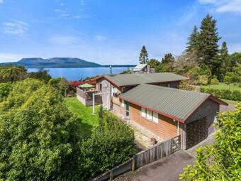 Lakeside Escape - Lake Tarawera Holiday Home