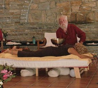 Cavos Bay Hotel & Studios