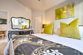 Modern Backhouse With Hot Tub And Tiki Bar Access