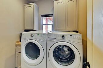 Luxe Desert Basecamp - Private Pool & Hot Tub Home